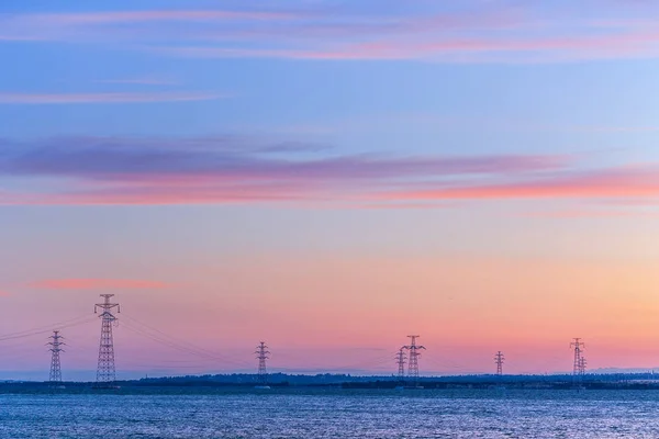 su üzerinde duran elektrik hattı 