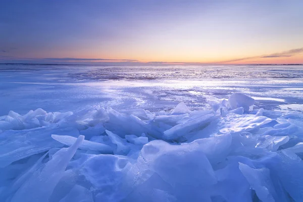 Un brillante paisaje de invierno por la mañana — Foto de Stock