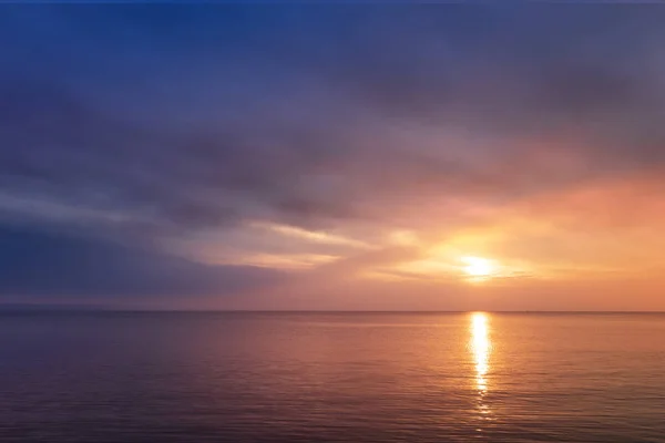 Lever du soleil tôt le matin sur une rivière agitée — Photo