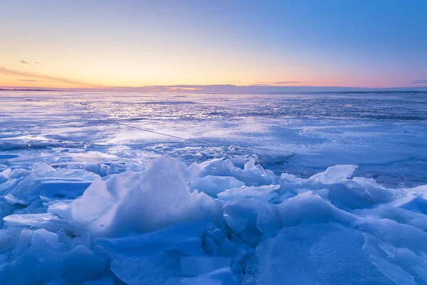 Neblige Morgendämmerung auf einem zugefrorenen Fluss — Stockfoto