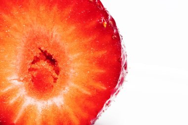 Beyaz plaka arka planında çilek yakın plan