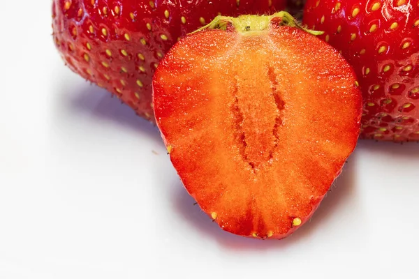 Erdbeeren Auf Einem Teller Reife Erdbeerfrüchte — Stockfoto