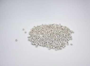 Beyaz arka plan üzerinde gümüş kristal boncuklar