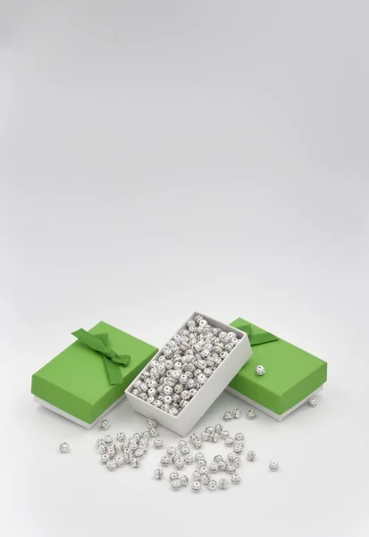 Kristal gümüş top boncuklar yay ile diğer iki yeşil hediye kutuları ile yeşil hediye kutusunda