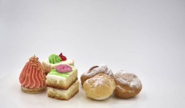 Krema ya da şeker tozu ile izole pasta