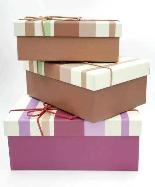 Drei Geschenkboxen Mit Gestreiftem Oberteil Und Lila Und Braunem Unterteil — Stockfoto