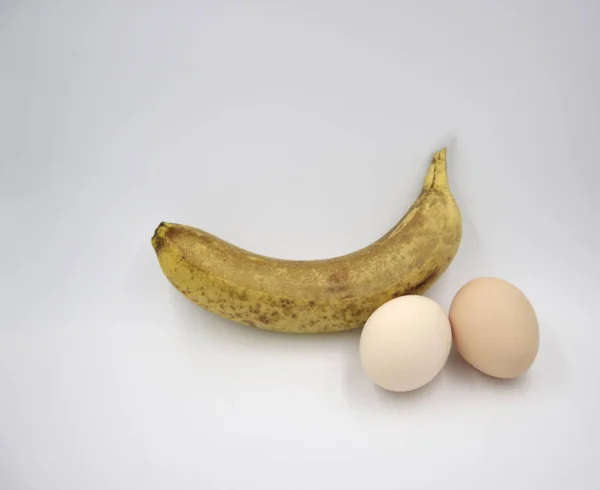 Δύο Αυγά Και Ένα Παλιό Μπανάνας — Φωτογραφία Αρχείου
