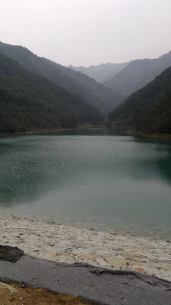 アジア 中国の緑の山々 に囲まれたトルコ石緑湖 — ストック写真