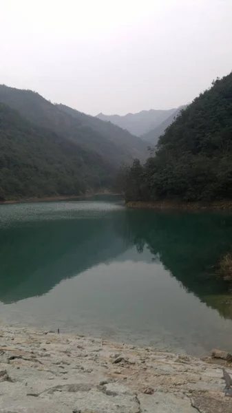 アジア 中国の緑の山々 に囲まれたトルコ石緑湖 — ストック写真