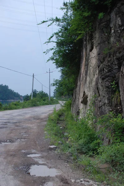 石や泥中国山間部で作られた道 — ストック写真