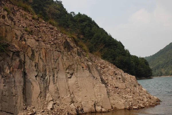 Çin Deki Dağ Gölü Yakınlarında Çıplak Kaya Parçası — Stok fotoğraf