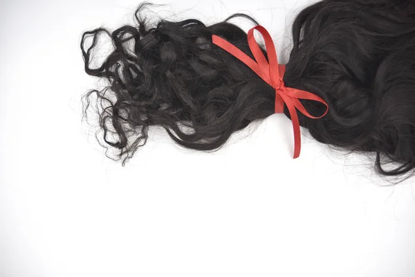 Dunkle Lockige Haare Mit Roter Spitze Auf Weißem Hintergrund — Stockfoto