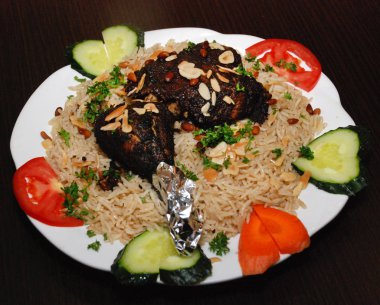 sebze ve et ile pirinç, çam fıstığı ve baharatlar ile deneyimli