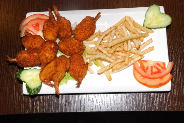 Gamberetti Fritti Con Patatine Fritte Verdure Sul Piatto Bianco — Foto Stock