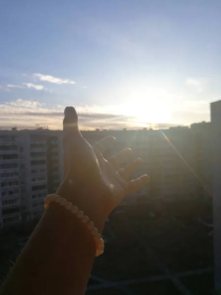 Рука Тянется Солнцу Голубом Небе Время Заката — стоковое фото