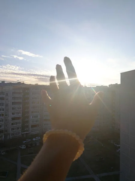 Mão Que Alcança Para Sol Céu Azul Momento Por Sol — Fotografia de Stock