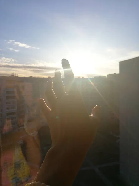 Mano Protesa Verso Sole Nel Cielo Azzurro Momento Del Tramonto — Foto Stock