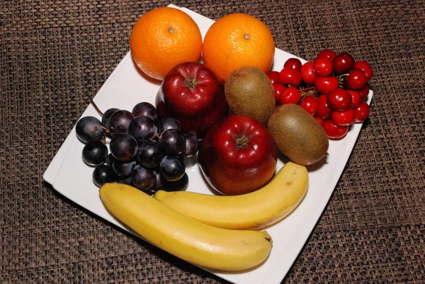 Frische Orangen Äpfel Trauben Kiwis Kirschen Bananen Auf Dem Weißen — Stockfoto