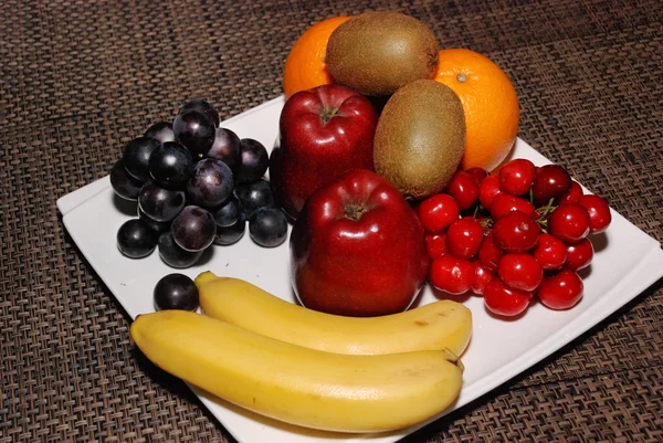 Naranjas Frescas Manzanas Uvas Kiwis Cerezas Plátanos Plato Blanco Mesa — Foto de Stock