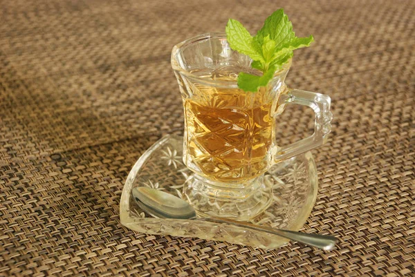 Cup Tea Green Mint Leaf Table Served Drink — ストック写真