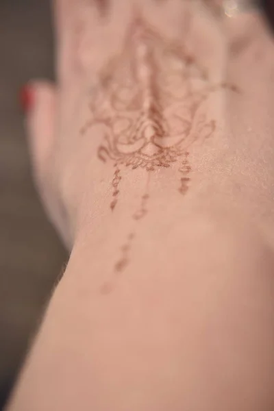 Modello Mehendi sulla mano della donna — Foto Stock