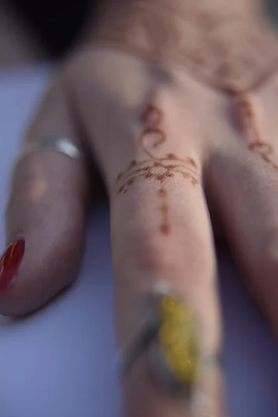 Patrón Mehendi en la mano de la mujer —  Fotos de Stock