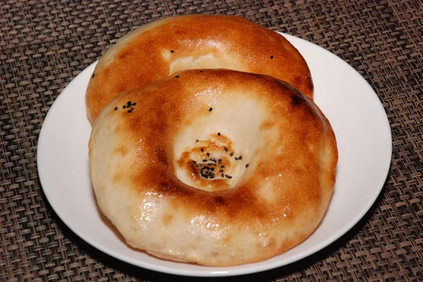Świeży arabski chleb z czarnym sezamem — Zdjęcie stockowe