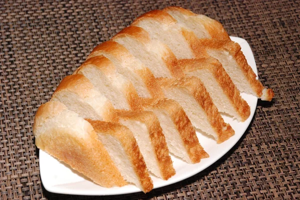 Хлеб на белой тарелке — стоковое фото
