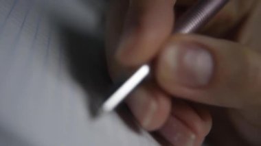 Kalem veya kalemle kağıda yazılıyor