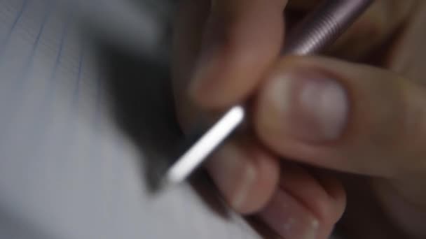 Ecrire sur le papier avec un crayon ou un stylo 