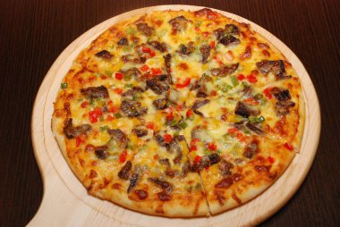 Peynir ile ince hamur üzerinde Pizza