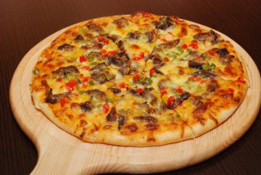 Peynir ile ince hamur üzerinde Pizza