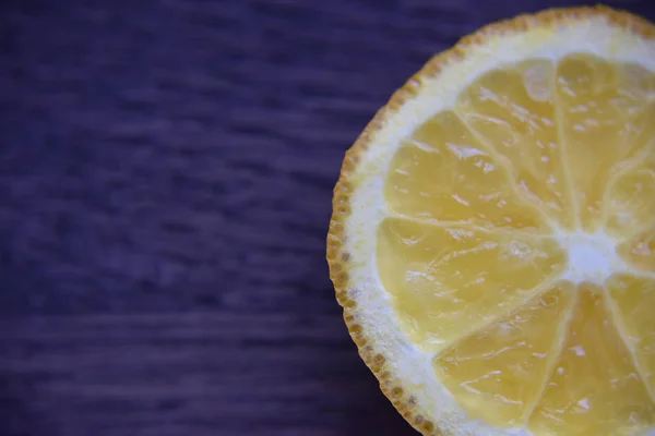 ahşap güvertede turuncu dilim