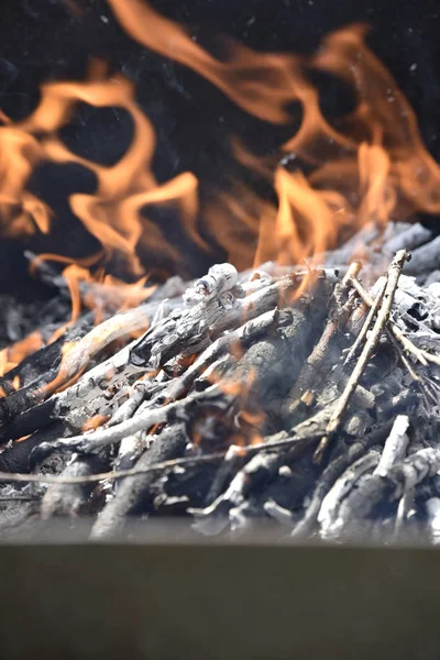 Полум'я над палаючою деревиною — стокове фото