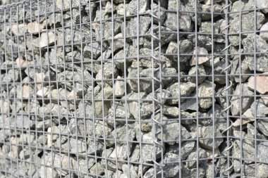 metal kafesteki taşlar