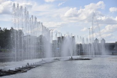 Yekaterinburg şehrinin orta kesiminde fontain