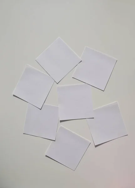 Beyaz tahta üzerinde beyaz kağıtlar — Stok fotoğraf