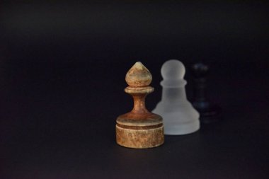 Koyu arka plan ve beyaz cam ponce eski ahşap ponce olarak