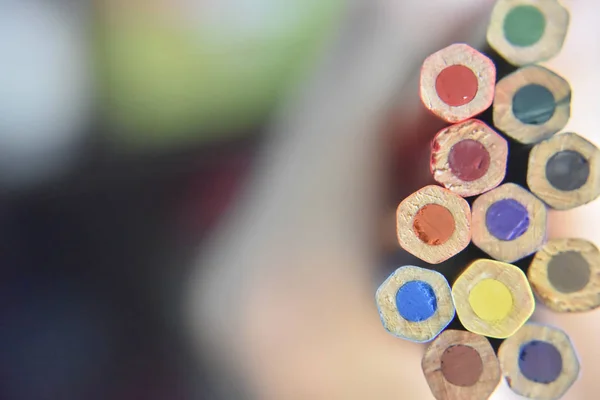 Kalemlerin arka tarafına özenli odaklan