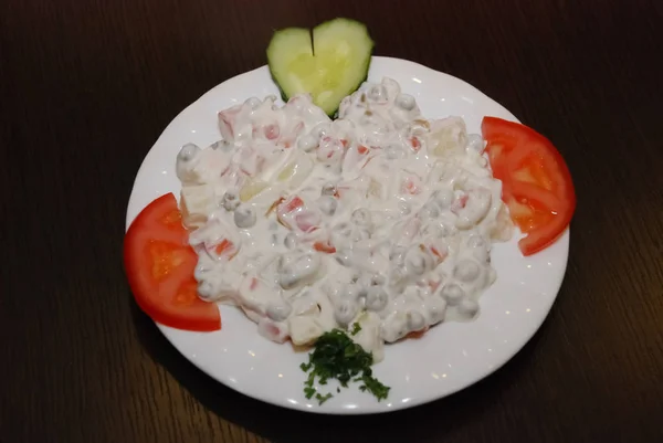 Ensalada rusa servida en el plato blanco — Foto de Stock