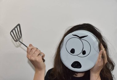 Mutfak eşyalarının altına kızgın emoji çizilmiş.