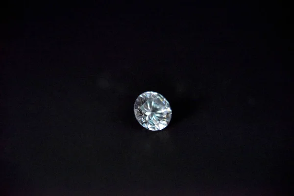 One diamond of classic shape on the black background — Stock Photo, Image