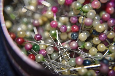 Kutuda renkli plastik başlıklı iğneler
