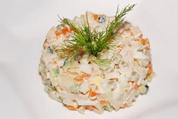 Russische Salade Olivie Geserveerd Witte Plaat Met Dille Selectieve Focus — Stockfoto
