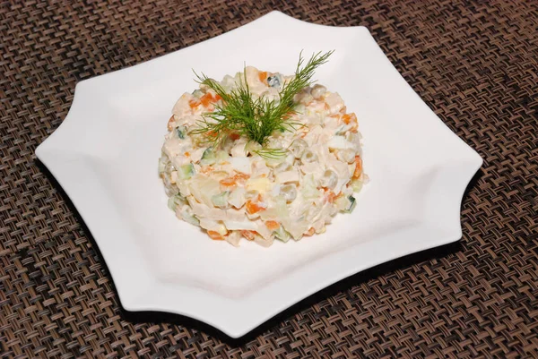 Russische Salade Olivie Geserveerd Witte Plaat Met Dille — Stockfoto