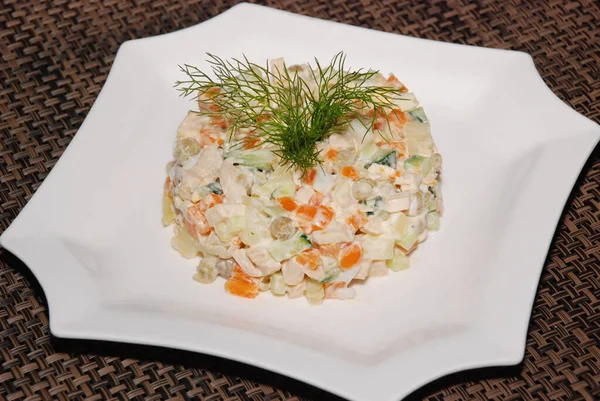 Russische Salade Olivie Geserveerd Witte Plaat Met Dille — Stockfoto