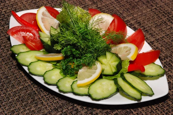 Warzywa Plasterkach Podawane Białym Talerzu Cytryną Koprem — Zdjęcie stockowe