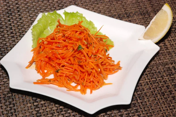 Menyajikan Salad Wortel Korea Dengan Lemon Piring Putih — Stok Foto
