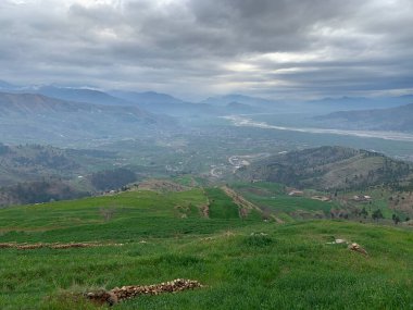 Swat Vadisi, yazın dağların birinden manzara.