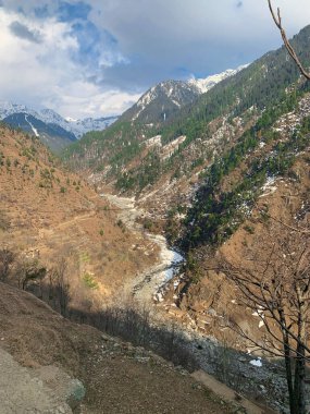 SWAT Vadisi 'ndeki dağların arasındaki boşlukta ilerliyorlardı. Dağdan manzara.
